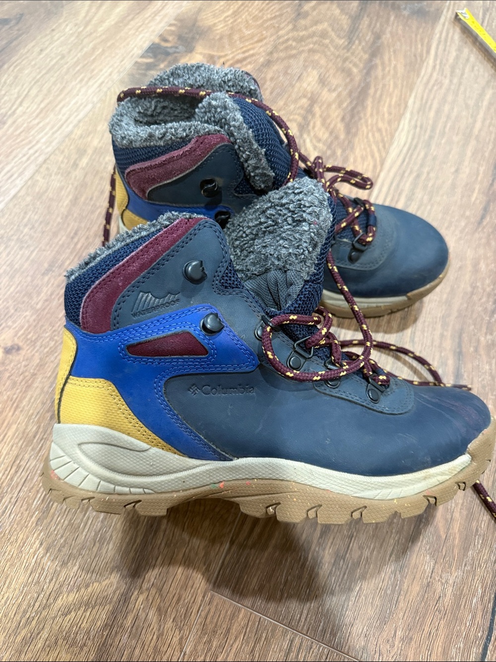 Columbia Yoncalla Navy, Blue & Yellow Waterproof and insulated boots